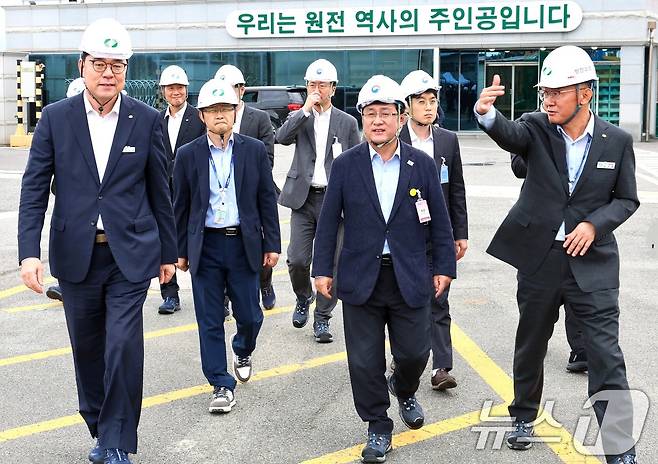 김성환 기후에너지환경부 장관이 15일 부산 기장군 소재 고리 원전 현장을 점검하고 원전 안전 운영을 위한 철저한 대비를 당부하고 있다. (기후에너지환경부 제공. 재판매 및 DB 금지) 2025.10.15/뉴스1