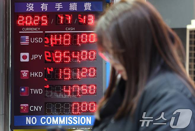 원·달러 환율이 장중 1475.4원을 터지한 13일 서울 중구 명동 환전소에서 외국인들이 환전하고 있다. 이날 서울 외환시장에서 원·달러 환율은 장중 1475.4원까지 치솟았다. 2025.11.13/뉴스1 ⓒ News1 박지혜 기자