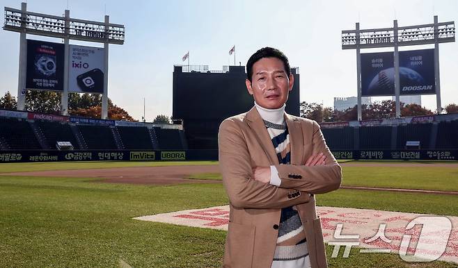 2025 KBO리그 통합우승을 이룬 염경엽 LG 트윈스 감독이 12일 서울 잠실야구장에서 뉴스1과의 인터뷰에 앞서 포즈를 취하고 있다. 2025.11.12/뉴스1 ⓒ News1 김성진 기자