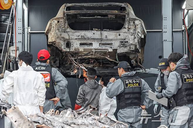 국립과학수사연구원과 인천경찰청 과학수사대 조사관들이 지난해 8월 인천 서구의 한 정비소에서 같은 달 청라 아파트 지하주차장에서 화재로 전소된 전기차에 대한 2차 합동감식을 실시하는 모습(자료사진). 2024.8.8/뉴스1 ⓒ News1 민경석 기자