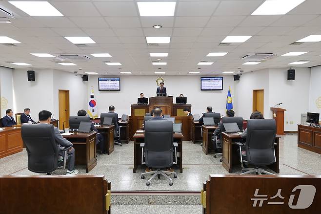 산청군의회 제309회 임시회 제5차 본회의가 14일 본회의장에서 열리고 있다(군의회 제공. 재판매 및 DB금지).