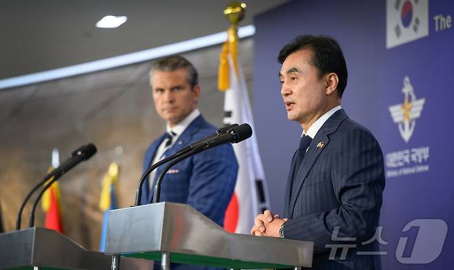 안규백 국방부 장관과 피트 헤그세스 미국 국방부 장관이 4일 서울 용사 국방부에서 제57차 한미안보협의회(SCM) 공동기자회견을 하고 있다. (국방부 제공. 재판매 및 DB금지) 2025.11.4/뉴스1