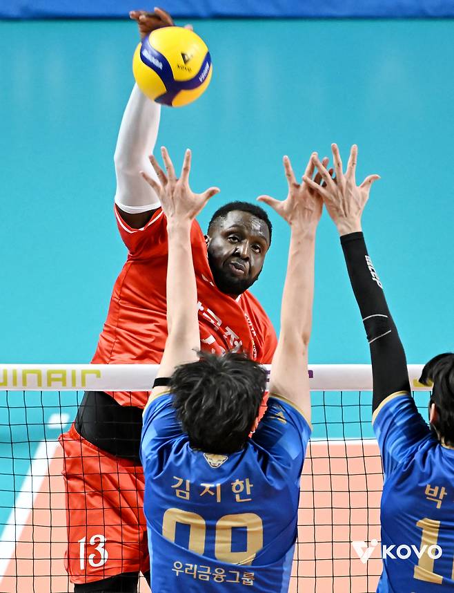 한국전력 외국인 선수 베논이 14일 서울 장충체육관에서 열린 진에어 2025-26 V리그 남자부 2라운드 우리카드와 원정 경기에서 32점을 기록하며 팀 승리를 이끌었다. (KOVO 제공)