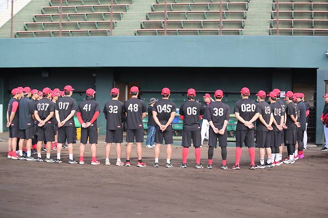 KIA 선수들이 오키나와 마무리 캠프에서 미팅하고 있다. 사진 | KIA 타이거즈