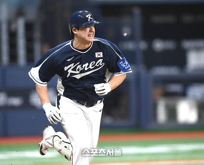 노시환이 9일 서울 고척 스카이돔에서 열린 ‘2025 K-베이스볼 시리즈’ 체코와 2차전 경기 2회초 내야땅볼을 친 후 전력질주하고 있다. 고척 | 최승섭기자 thunder@sportsseoul.com