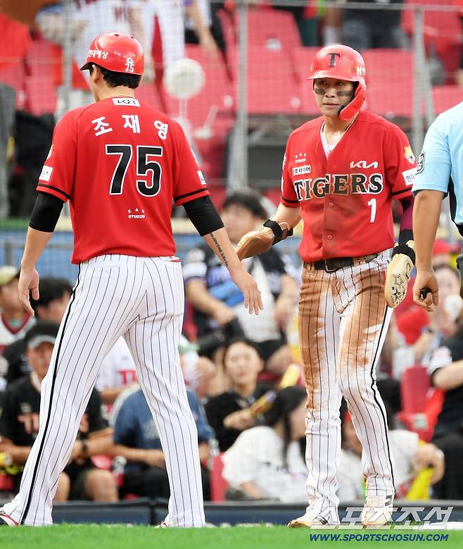 24일 광주 기아챔피언스필드에서 열린 KIA 타이거즈와 LG 트윈스의 경기. 1회초 1사 2루 KIA 박찬호가 3루를 훔치고 있다. 광주=박재만 기자 pjm@sportschosun.com/2025.08.24/