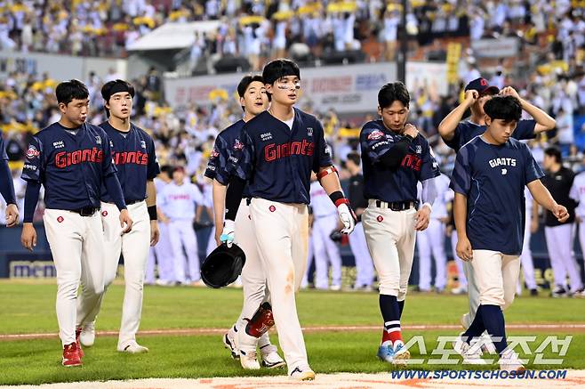 19일 잠실야구장에서 열린 롯데와 LG의 경기, LG가 5대2로 승리했다. 9연패에 빠진 롯데 선수들이 팬들에게 인사하고 있다. 잠실=허상욱 기자wook@sportschosun.com/2025.08.19/