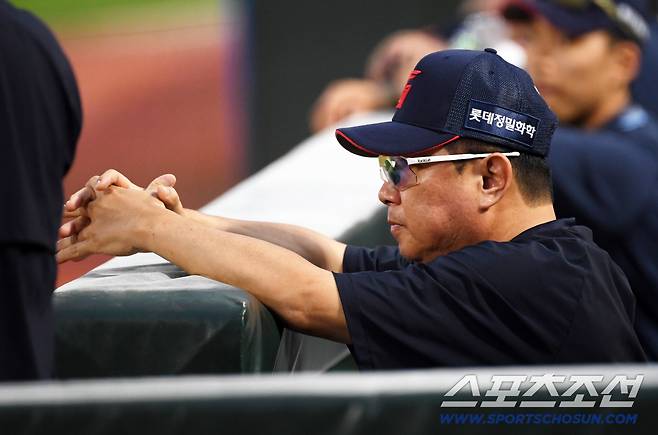 10일 부산 사직구장에서 열린 롯데 자이언츠와 한화 이글스의 경기. 롯데 김태형 감독이 생각에 잠겨 있다. 부산=박재만 기자 pjm@sportschosun.com/2025.09.10/