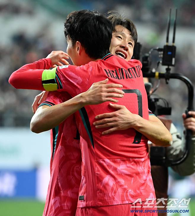 14일 대전월드컵경기장에서 열린 대한민국과 볼리비아의 A매치 평가전. 손흥민이 프리킥 선제골을 터뜨리고 이재성과 기쁨을 나누고 있다. 대전=허상욱 기자wook@sportschosun.com/2025.11.14/