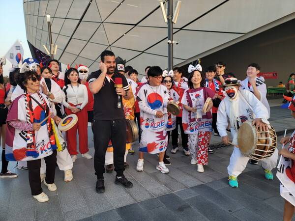 2022 카타르 월드컵 당시 권태균 단장을 비롯한 글로벌 아리랑응원단이 경기장 밖에서 신명나는 사물놀이를 펼치며 한국대표팀의 선전을 기원하고 있다.&nbsp;