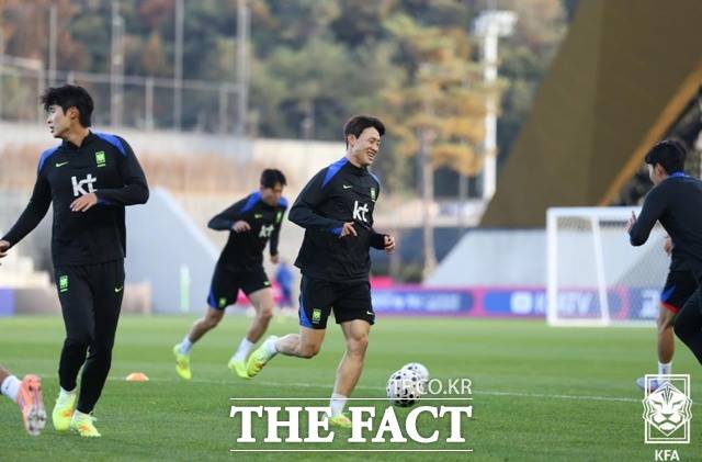 14일 볼리비아와 평가전에서 A매치 100경기 출장 '센추리 클럽' 가입 행사를 갖는 이재성./KFA