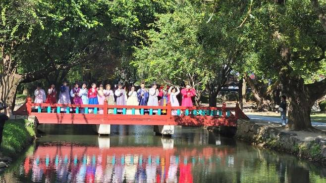 남원시가 오는 15일부터 30일까지 주말 6일간, 광한루원 일원과 화인당에서 관광객 대상 '한복문화 체험 행사'를 운영한다. 남원시 제공