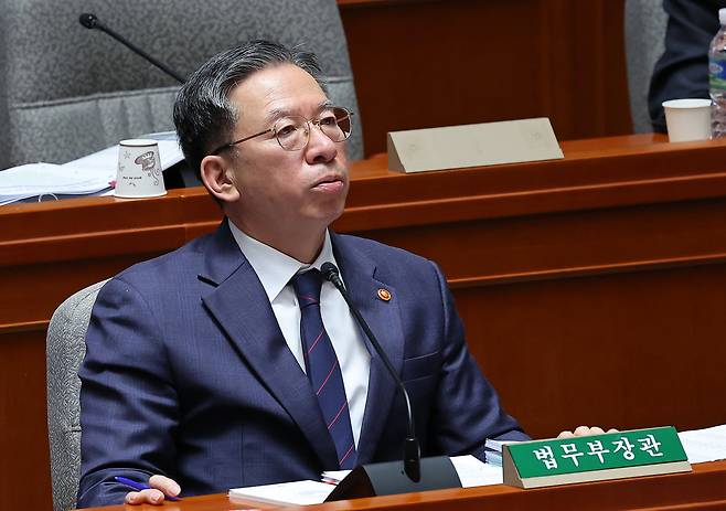 지난 13일 국회 예산결산특별위원회 전체회의에 참석한 정성호 법무부 장관. 생각에 잠긴 표정이다./남강호 기자