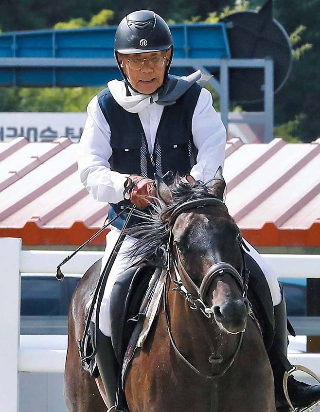 90세 현역 의사 구자운 원장이 경남 함안승마공원에서 애마 소울이를 몰고 있다. 승마 경력 50년이라는 구 원장은 “말을 타며 단련한 정신력 덕분에 병 없이 건강하다”며 “여생의 목표는 100세까지 소울이를 타는 것”이라고 했다. /사진=김동환 기자