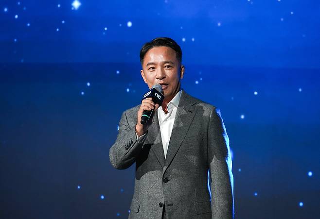 김택진 엔씨소프트 대표가 13일 부산 벡스코에 마련된 지스타 2025 엔씨소프트 부스 오프닝 세션 개막 연설에서 발언하고 있다./연합뉴스