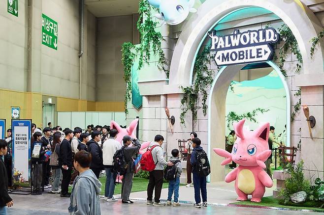 '지스타 2025' 크래프톤 팰월드 모바일 부스 현장./크래프톤 제공