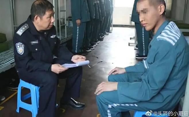 엑소 전 멤버 크리스의 최근 수감 사진이라며 중국 소셜미디어에 퍼진 사진. 장쑤성 경찰은 조작된 가짜 사진이라고 밝혔다. /웨이보