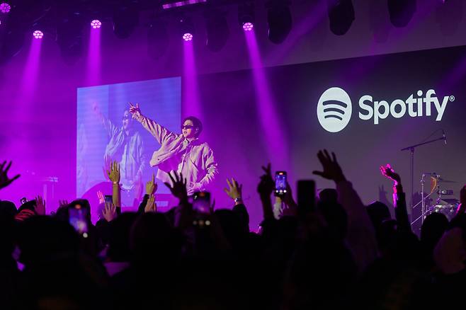 13일 저녁 '스포티파이 하우스 서울'에서 공연하는 래퍼 지코 / 스포티파이 제공