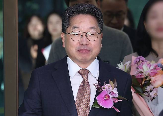 퇴임식을 마친 노만석 검찰총장 직무대행이 14일 서울 서초구 대검찰청을 나서고 있다. ⓒ연합뉴스