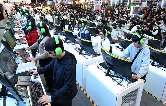 13일 부산 해운대구 벡스코에서 열린 국내 최대 게임 박람회 지스타(G-STAR)에서 관람객들이 신작 게임을 즐기고 있다. 16일까지 열리는 올해 지스타에는 44개국 1273개 게임사가 참가해 총 3269개의 부스를 꾸렸다. 부산=뉴스1