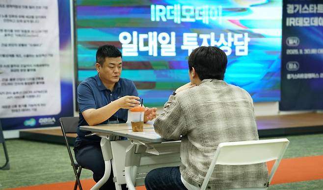 9월 판교 스타트업캠퍼스 2층 창업라운지에서 열린 ‘IR 데모데이’에서는 보육기업들이 투자 전문가들과 일대일 상담을 진행했다. 경기도경제과학진흥원 제공