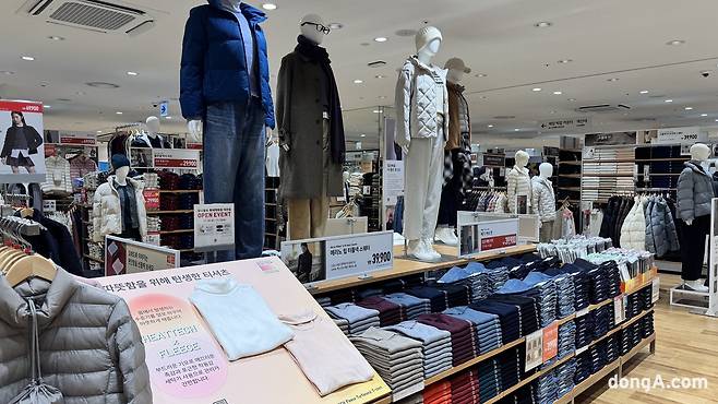 유니클로 롯데백화점 대전점은 메인 입구를 전면 개방형으로 설계, 패션 민감도가 높은 젊은 세대를 타깃으로 한 제품을 배치했다. 윤우열 기자 cloudancer@donga.com