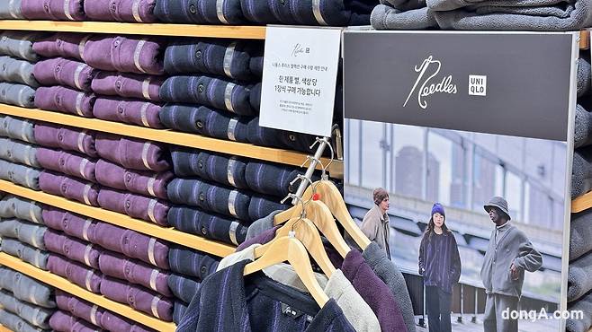 유니클로 롯데백화점 대전점에는 최근 품절 대란을 일으킨 니들스의 협업 제품도 준비됐다. 윤우열 기자 cloudancer@donga.com