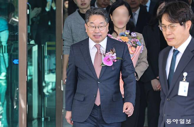 노만석 검찰총장 직무대행이 14일 오전 11시쯤 서울 서초구 대검찰청에서 열린 비공개 퇴임식을 마친 뒤 청사를 나서고 있다. 이한결 기자 always@donga.com