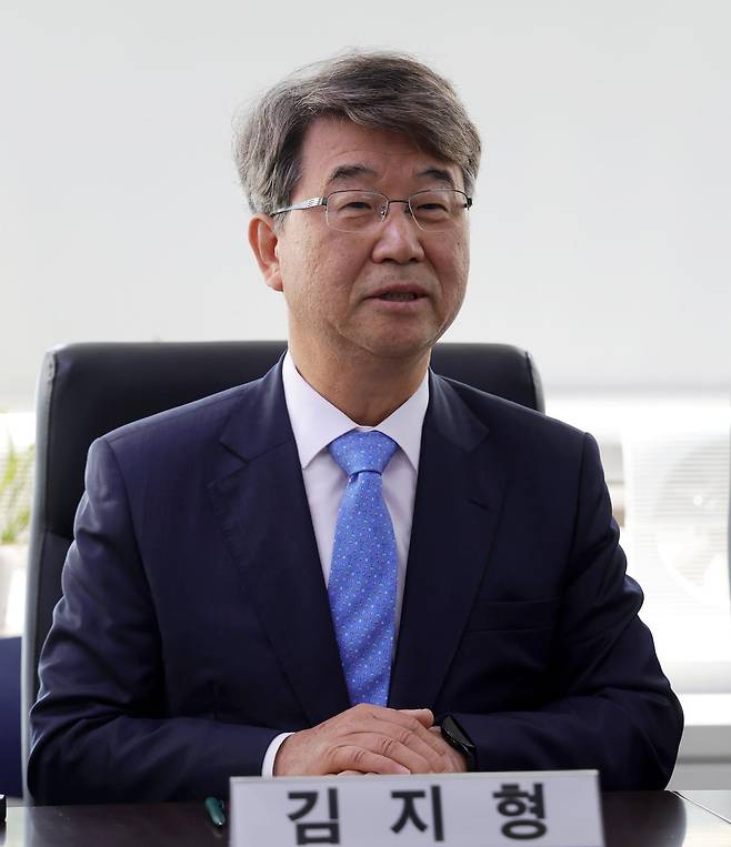 김지형 경제사회노동위원회 위원장이 7일 서울 영등포구 한국노총을 방문해 김동명 한국노총 위원장과 만나 발언하고 있다. 2025.11.07. [서울=뉴시스]