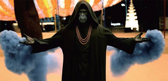 국내 최초 장편 AI 영화 ‘중간계’에 등장하는 저승사자. AI로 생성한 영상이다. 조계사 측의 허가를 받아 사찰 내부에서 실제 촬영한 배경에 AI로 만든 저승사자와 염라대왕 등이 액션을 보여주도록 만들었다. / CJ CGV