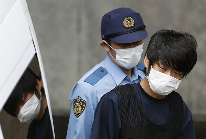 [나라(일본)=AP/뉴시스]여당 선거유세를 하던 아베 신조 전 총리를 총으로 쏜 용의자 야마가미 데쓰야가 2022년 7월10일 검찰로 송치되기 위해 경찰서를 나서고 있다. 2022.07.11. /사진=뉴시스