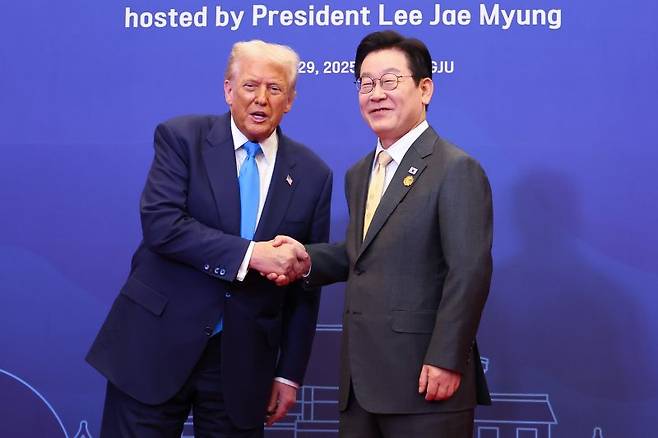 이재명 대통령(오른쪽)이 지난달 29일 경북 경주 힐튼호텔 그랜드볼룸에서 열린 대통령 주최 정상 특별만찬에서 도널드 트럼프 미국 대통령과 악수하고 있다.뉴시스