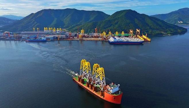 하부구조물이 선적 후 대만 창화2b&4 해상풍력 발전단지로 출항하고 있다. HSG성동조선 제공