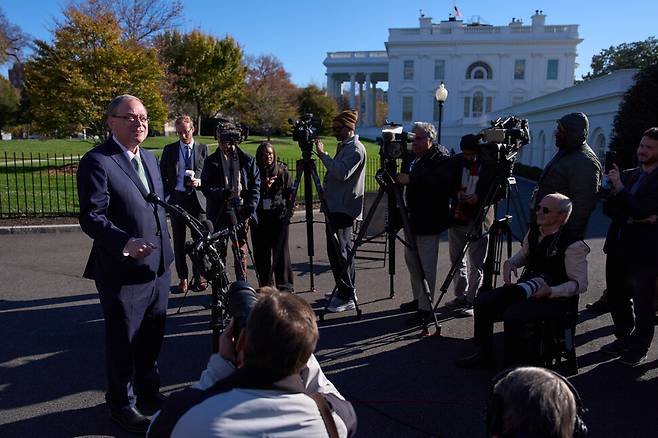 백악관 국가경제위원회(NEC) 케빈 헤셋 위원장이 13일(현지시각) 워싱턴 백악관에서 기자들과 이야기하고 있다. 워싱턴/AP 연합뉴스