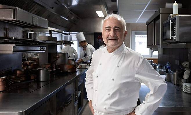 프랑스를 대표하는 요리사 기 사부아가 자신의 레스토랑에서 포즈를 취하고 있다. AP 연합뉴스