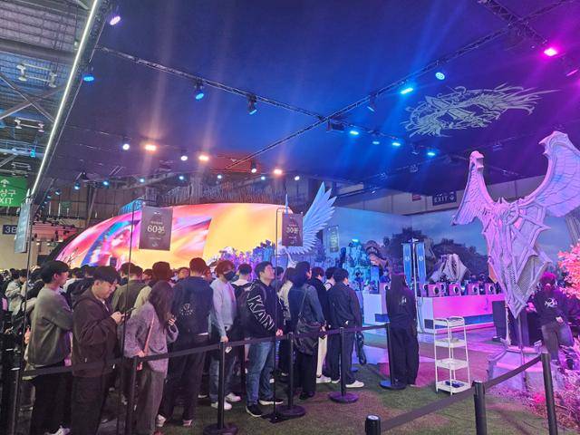 지스타2025 엔씨소프트 부스에 오는 19일 출시 예정인 '아이온2'를 체험해보려는 관람객들이 줄을 서 있다. 부산=박준석 기자