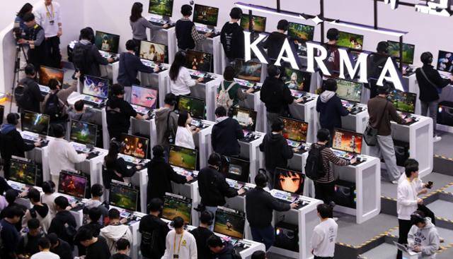 지스타 2025에서 관람객들이 신작 게임을 즐기고 있다. 뉴스1