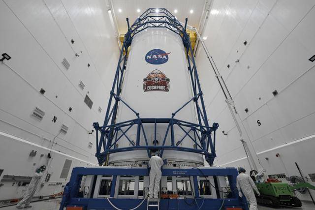 미항공우주국(NASA)의 화성 궤도선 '에스커페이드' 두 대가 실린 블루 오리진의 뉴 글렌 로켓 페어링 부분을 지난달 31일 플로리다주 케이프커내버럴 우주군 기지에서 기술자들이 살펴보고 있다. 블루 오리진 제공