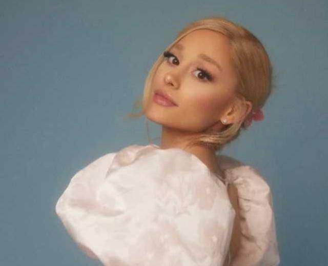 팝 가수 아리아나 그란데가 영화 '위키드: 포 굿' 프리미어 행사 중 한 괴한에게 습격을 당한 소식이 알려지며 많은 팬들이 우려를 전하고 있다. 하이브 제공