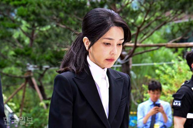 김건희 여사가 8월 6일 서울 종로구 광화문 민중기 특별검사팀 사무실에 조사를 받기 위해 출석하고 있다. 강예진 기자