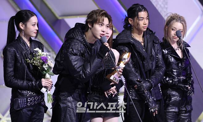 ‘2025 코리아 그랜드 뮤직 어워즈 with iM뱅크’(2025 KGMA) 첫날 아티스트데이가 14일 오후 인천 영종도 인스파이어 아레나에서 펼쳐졌다. 그룹 올데이프로젝트가 IS 라이징 스타 상을 수상하고 수상 소감을 말하고 있다. KGMA는 한 해 동안 국내외 팬들에게 많은 사랑을 받은 K팝 아티스트와 작품들을 조명해 차별화된 콘텐츠를 선보이는 K팝 축제다. 올해는 KGMA 조직위원회와 크리에이터링, 디오디가 공동 주관하며, 인천광역시와 인천관광공사가 후원한다. 타이틀 스폰서로는 iM뱅크가 함께한다. 2025 KGMA는 KT ENA가 주관 방송사로 참여하며, 틱톡라이브를 통해 일본, 중국을 제외한 국내 및 글로벌에 생중계된다. 일본에서는 훌루 재팬을 통해 실시간으로 볼 수 있다.  영종도(인천)=KGMA특별취재단/2025.11.14./