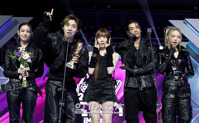 2025 코리아 그랜드 뮤직 어워즈 with iM뱅크’(2025 KGMA) 첫날 아티스트데이가 14일 오후 인천 영종도 인스파이어 아레나에서 펼쳐졌다. IS라이징스타상을 수상한 그룹 올데이프로젝트가 소감을 말하고 있다. KGMA는 한 해 동안 국내외 팬들에게 많은 사랑을 받은 K팝 아티스트와 작품들을 조명해 차별화된 콘텐츠를 선보이는 K팝 축제다. 올해는 KGMA 조직위원회와 크리에이터링, 디오디가 공동 주관하며, 인천광역시와 인천관광공사가 후원한다. 타이틀 스폰서로는 iM뱅크가 함께한다. 2025 KGMA는 KT ENA가 주관 방송사로 참여하며, 틱톡라이브를 통해 일본, 중국을 제외한 국내 및 글로벌에 생중계된다. 일본에서는 훌루 재팬을 통해 실시간으로 볼 수 있다.  영종도(인천)=KGMA특별취재단/2025.11.14./