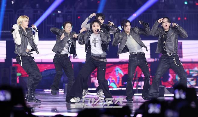 ‘2025 코리아 그랜드 뮤직 어워즈 with iM뱅크’(2025 KGMA) 첫날 아티스트데이가 14일 오후 인천 영종도 인스파이어 아레나에서 펼쳐졌다. 그룹 보이넥스트도어가 공연을 펼치고 있다. KGMA는 한 해 동안 국내외 팬들에게 많은 사랑을 받은 K팝 아티스트와 작품들을 조명해 차별화된 콘텐츠를 선보이는 K팝 축제다. 올해는 KGMA 조직위원회와 크리에이터링, 디오디가 공동 주관하며, 인천광역시와 인천관광공사가 후원한다. 타이틀 스폰서로는 iM뱅크가 함께한다. 2025 KGMA는 KT ENA가 주관 방송사로 참여하며, 틱톡라이브를 통해 일본, 중국을 제외한 국내 및 글로벌에 생중계된다. 일본에서는 훌루 재팬을 통해 실시간으로 볼 수 있다.&nbsp; 영종도(인천)=KGMA특별취재단/2025.11.14./