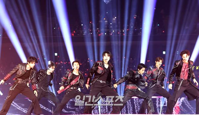 2025 코리아 그랜드 뮤직 어워즈 with iM뱅크’(2025 KGMA) 첫날 아티스트데이가 14일 오후 인천 영종도 인스파이어 아레나에서 펼쳐졌다. 더보이즈가 화려한 무대를 꾸미고 있다. KGMA는 한 해 동안 국내외 팬들에게 많은 사랑을 받은 K팝 아티스트와 작품들을 조명해 차별화된 콘텐츠를 선보이는 K팝 축제다. 올해는 KGMA 조직위원회와 크리에이터링, 디오디가 공동 주관하며, 인천광역시와 인천관광공사가 후원한다. 타이틀 스폰서로는 iM뱅크가 함께한다. 2025 KGMA는 KT ENA가 주관 방송사로 참여하며, 틱톡라이브를 통해 일본, 중국을 제외한 국내 및 글로벌에 생중계된다. 일본에서는 훌루 재팬을 통해 실시간으로 볼 수 있다.&nbsp; 영종도(인천)=KGMA특별취재단/2025.11.14./