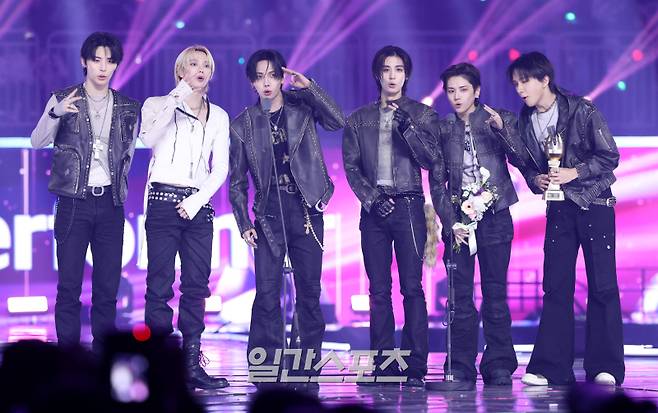 ‘2025 코리아 그랜드 뮤직 어워즈 with iM뱅크’(2025 KGMA) 첫날 아티스트데이가 14일 오후 인천 영종도 인스파이어 아레나에서 펼쳐졌다. 그룹 보이넥스트도어가 그랜드 퍼포머 상을 수상하고 소감을 말하고 있다. KGMA는 한 해 동안 국내외 팬들에게 많은 사랑을 받은 K팝 아티스트와 작품들을 조명해 차별화된 콘텐츠를 선보이는 K팝 축제다. 올해는 KGMA 조직위원회와 크리에이터링, 디오디가 공동 주관하며, 인천광역시와 인천관광공사가 후원한다. 타이틀 스폰서로는 iM뱅크가 함께한다. 2025 KGMA는 KT ENA가 주관 방송사로 참여하며, 틱톡라이브를 통해 일본, 중국을 제외한 국내 및 글로벌에 생중계된다. 일본에서는 훌루 재팬을 통해 실시간으로 볼 수 있다.&nbsp; 영종도(인천)=KGMA특별취재단/2025.11.14./