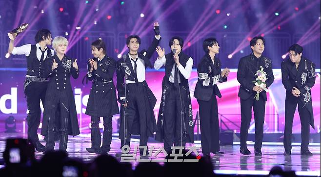 ‘2025 코리아 그랜드 뮤직 어워즈 with iM뱅크’(2025 KGMA) 첫날 아티스트데이가 14일 오후 인천 영종도 인스파이어 아레나에서 펼쳐졌다. 그룹 에이티즈가 그랜드 아티스트상을 수상하고 소감을 말하고 있다. KGMA는 한 해 동안 국내외 팬들에게 많은 사랑을 받은 K팝 아티스트와 작품들을 조명해 차별화된 콘텐츠를 선보이는 K팝 축제다. 올해는 KGMA 조직위원회와 크리에이터링, 디오디가 공동 주관하며, 인천광역시와 인천관광공사가 후원한다. 타이틀 스폰서로는 iM뱅크가 함께한다. 2025 KGMA는 KT ENA가 주관 방송사로 참여하며, 틱톡라이브를 통해 일본, 중국을 제외한 국내 및 글로벌에 생중계된다. 일본에서는 훌루 재팬을 통해 실시간으로 볼 수 있다.&nbsp; 영종도(인천)=KGMA특별취재단/2025.11.14./