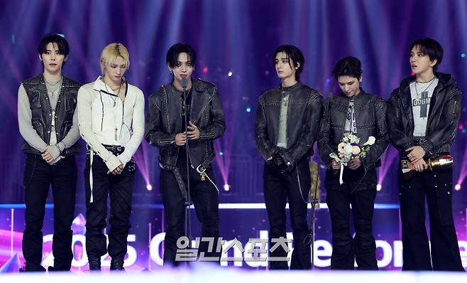 2025 코리아 그랜드 뮤직 어워즈 with iM뱅크’(2025 KGMA) 첫날 아티스트데이가 14일 오후 인천 영종도 인스파이어 아레나에서 펼쳐졌다. 보이넥스트도어가 그랜드아퍼포머상을 수상하고 소감을 말하고 있다. KGMA는 한 해 동안 국내외 팬들에게 많은 사랑을 받은 K팝 아티스트와 작품들을 조명해 차별화된 콘텐츠를 선보이는 K팝 축제다. 올해는 KGMA 조직위원회와 크리에이터링, 디오디가 공동 주관하며, 인천광역시와 인천관광공사가 후원한다. 타이틀 스폰서로는 iM뱅크가 함께한다. 2025 KGMA는 KT ENA가 주관 방송사로 참여하며, 틱톡라이브를 통해 일본, 중국을 제외한 국내 및 글로벌에 생중계된다. 일본에서는 훌루 재팬을 통해 실시간으로 볼 수 있다.&nbsp; 영종도(인천)=KGMA특별취재단/2025.11.14./