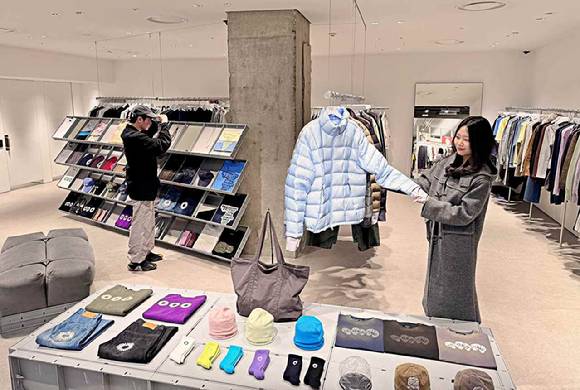 롯데백화점은 오는 16일까지는 약 90여개 브랜드가 참여해 수험생 대상 특별 할인 행사를 연다. 사진은 롯데백화점 본점 9층 K-패션 전문관 키네틱 그라운드 내 매장. [사진=롯데백화점]
