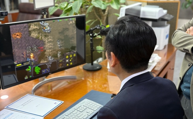 정청래 더불어민주당 대표가 게임 '스타크래프트'를 플레이 중인 모습 (사진, 정 대표 SNS)