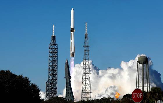 블루 오리진의 뉴 글렌 로켓이 지난 13일(현지시간) 미국 플로리다주에 있는 케이프커내버럴 우주군 기지에서 두 개의 위성을 화성 궤도로 운반하는 나사의 임무를 위해 발사됐다. 로이터=연합뉴스